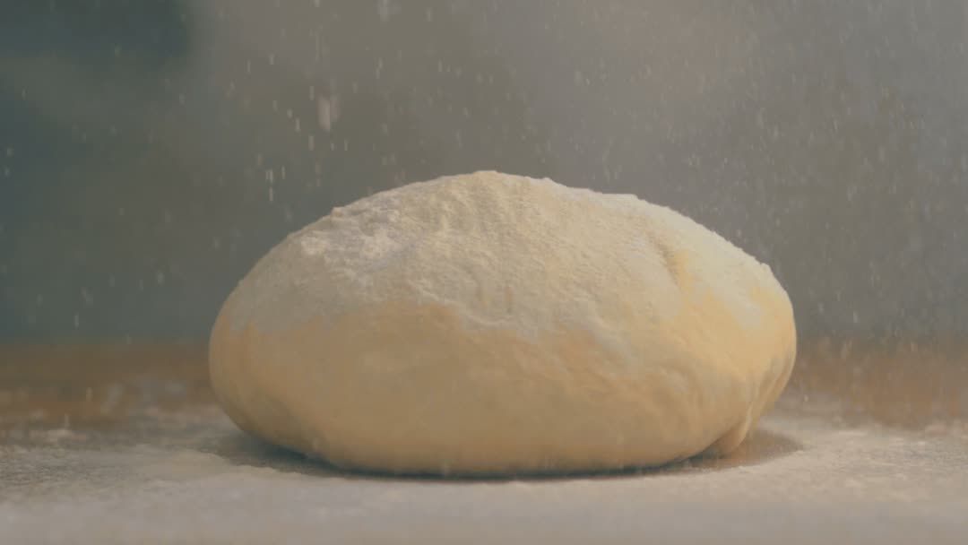 Bola de massa com farinha caindo